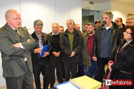 Στην… πίεση! Δυναμική κινητοποίηση στην ALPHA Bank Αργοστολίου για το κλείσιμο του υποκαταστήματος στον Πόρο