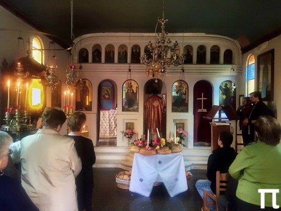Η πρωινή λειτουργία στο ξωκλήσι του Αγίου Νικολίου στην Μονή των Αγίων Φανέντων