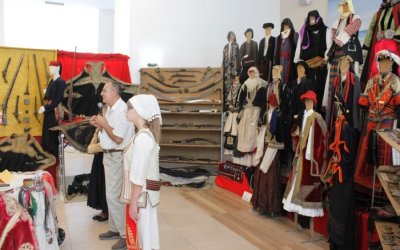 Ληξούρι: Εικόνες από τα εγκαίνια της έκθεσης παραδοσιακών στολών και σπάνιων κειμηλίων
