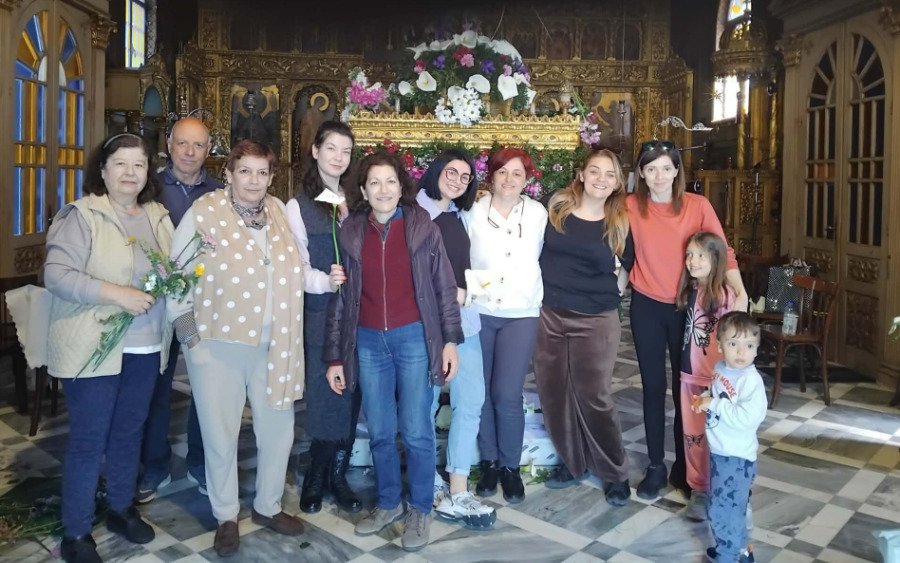 Ο στολισμός του Επιταφίου στον Ι.Ν. Μεταμορφώσεως Σωτήρος Τραυλιάτων