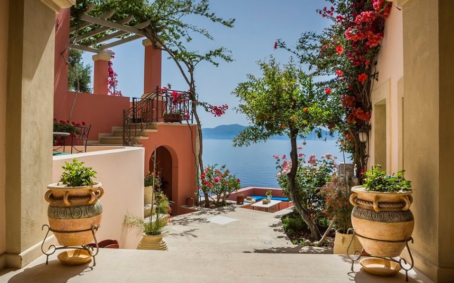 ROI BOUTIQUE SUITES in Assos is looking to recruit a Front Desk/On-site Operations employee for the 2022 season