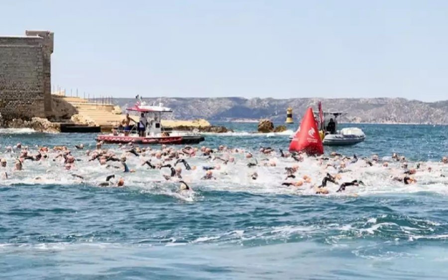 Τρόμος και στη Μασσαλία από επίθεση μεδουσών σε εκατοντάδες κολυμβητές!