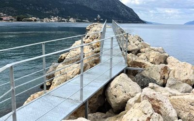 Δήμος Αργοστολίου: Αυτός είναι ο νέος μεταλλικός διάδρομος καβοδεσίας στο λιμάνι Πόρου