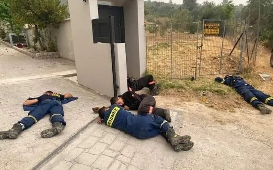 Συγκλονιστική εικόνα με τους εξαντλημένους εθελοντές πυροσβέστες στις Αφίδνες!