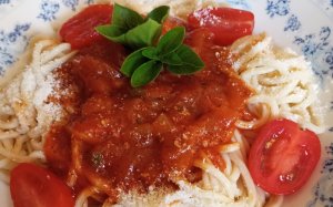 Λαχταριστή μακαρονάδα με σάλτσα ντομάτας (napolitana) από την Σία Λαδά