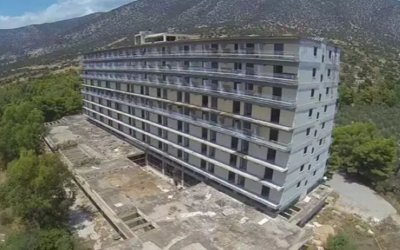 Το ξενοδοχείο της Πελοποννήσου που κατηγορήθηκε ως τόπος οργίων θα αναγεννηθεί ως πολυτελές resort
