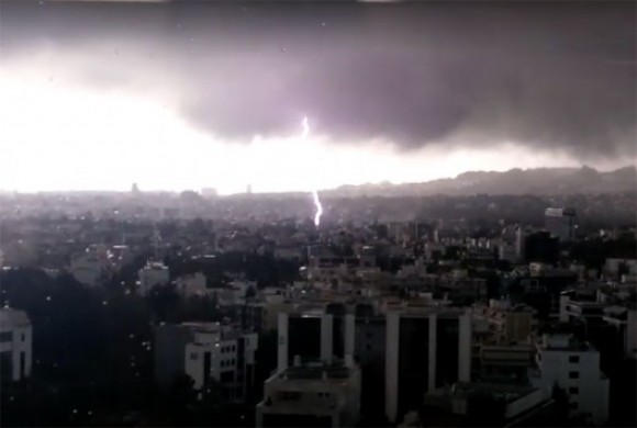 Ανεμοστρόβιλος στο Μαρούσι – Οδηγοί εγκλωβισμένοι στα αυτοκίνητα στα Δυτικά προάστια (video)