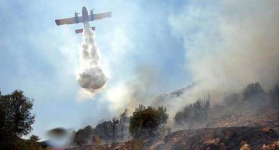 Κόκκινος συναγερμός στην Πάτρα -Η φωτιά έφτασε στις αυλές των σπιτιών στο Κάτω Καστρίτσι