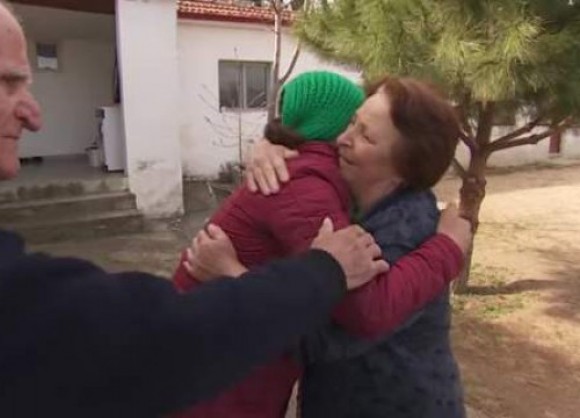 Το πιο συγκινητικό video: Πρόσφυγες φιλάνε τα χέρια ζευγαριού Ελλήνων που τους ανοίγουν το σπίτι τους