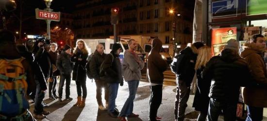 Ουρές έξω από κιόσκια στο Παρίσι, αξημέρωτα, για ένα τεύχος του Charlie Hebdo [εικόνες]