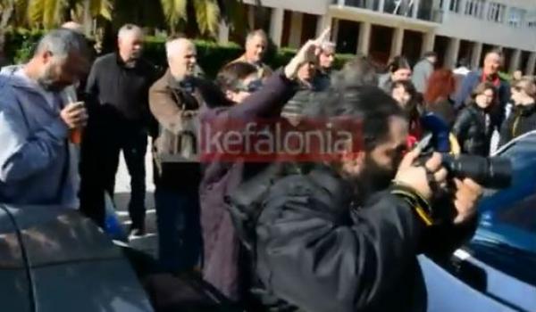 «Κύριε Σαμαρά, φέρτε πίσω τα παιδιά μας» (video)