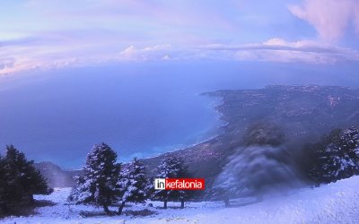 Έπεσαν τα πρώτα χιόνια στον Αίνο, ανήμερα Χριστούγεννα