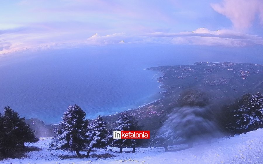 Έπεσαν τα πρώτα χιόνια στον Αίνο, ανήμερα Χριστούγεννα