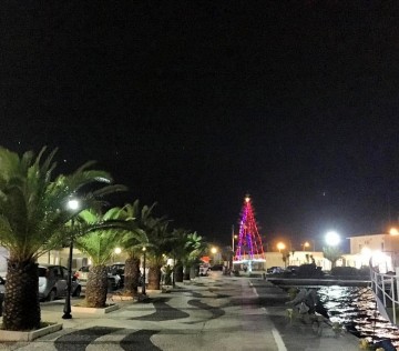 Άναψαν το Χριστουγεννιάτικο δέντρο στην παραλιακή του Αργοστολίου