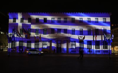 Εντυπωσιακό! Στα γαλανόλευκα το Δημαρχείο Αθηνών για την 25η Μαρτίου