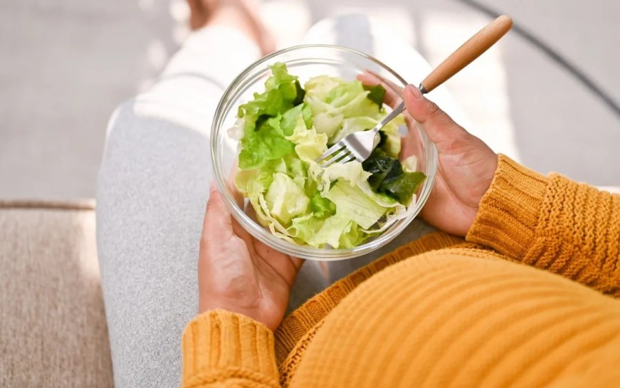 Εγκυμοσύνη: Τρεις τροφές που πρέπει να τρώτε κάθε μέρα σύμφωνα με έναν διαιτολόγο