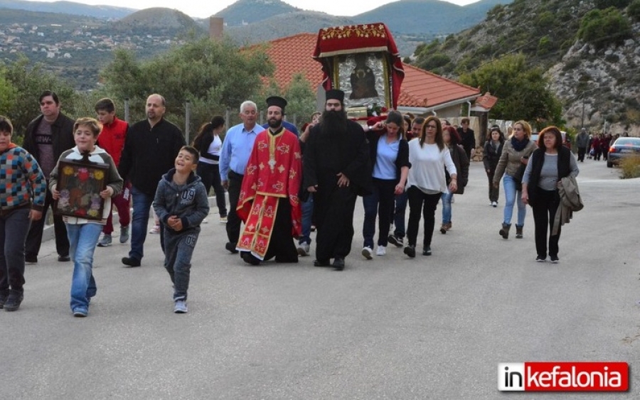 Η περιφορά της εικόνας της Παναγίας των Σισσίων στα Βλαχάτα (εικόνες + video)