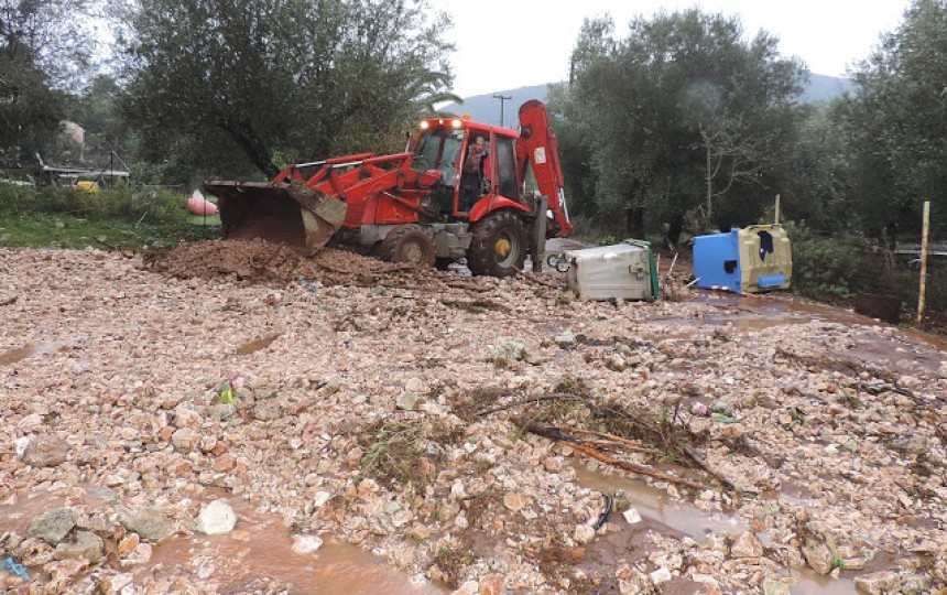 Πλημμύρισαν οι Φρίκες στην Ιθάκη (εικόνες)