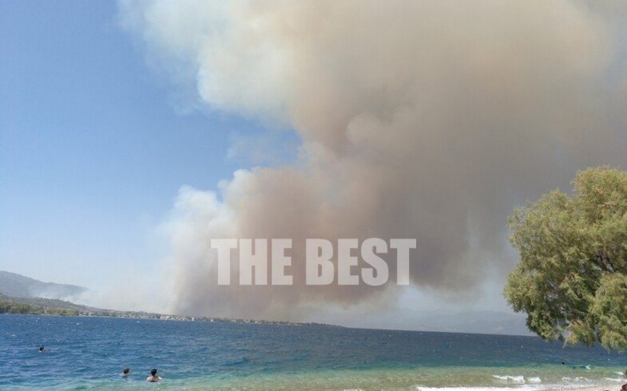 Φωτιά στην Αχαΐα – Σκάφη του Λιμενικού μετέφεραν πολίτες – Εκκενώνεται ξενοδοχείο