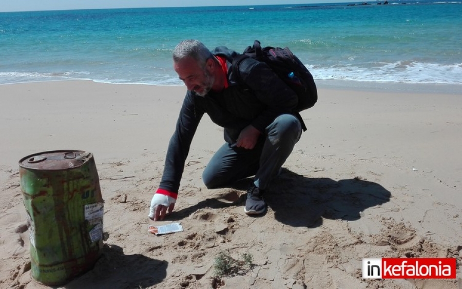 Στην εικόνα ο Διονύσης Μινέτος,προϊστάμενος του τμήματος περιβάλλοντος της Περιφέρειας σε ... απόσταση αναπνοής απο το βαρέλι!