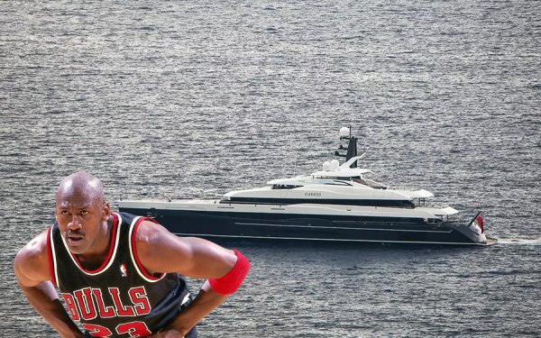 Η 75μετρη υπερθαλαμηγός M’BRACE του Μάικλ Τζόρνταν στον Μύρτο