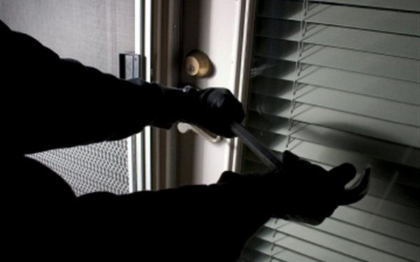 Μπαράζ διαρρήξεων τα ξημερώματα της Δευτέρας στα Βλαχάτα