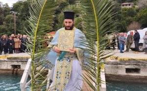 Στα παγωμένα νερά για τον Τίμιο Σταυρό! Εικόνες από τα Θεοφάνεια στον Πόρο