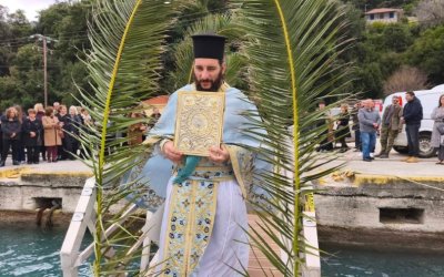 Στα παγωμένα νερά για τον Τίμιο Σταυρό! Εικόνες από τα Θεοφάνεια στον Πόρο