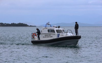 Ναυάγιο με μετανάστες στη Λέρο: Μια νεκρή γυναίκα - Χωρίς τις αισθήσεις του στο νοσοκομείο ένα παιδί - Φόβοι και για άλλα θύματα