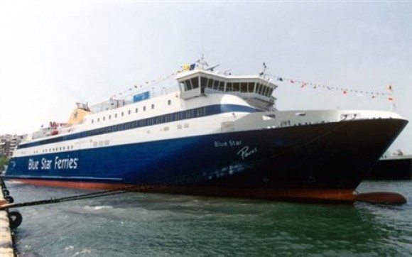 Πρόσκρουση του Blue Star Paros στο λιμάνι του Πειραιά - Μία ελαφρά τραυματίας