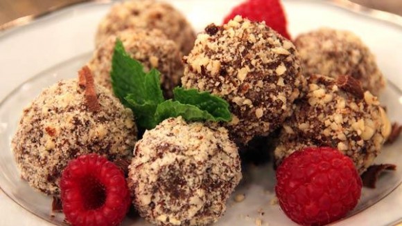 Φτιάξε υπέροχα σοκολατένια τρουφάκια με μερέντα & ολόκληρα φουντούκια