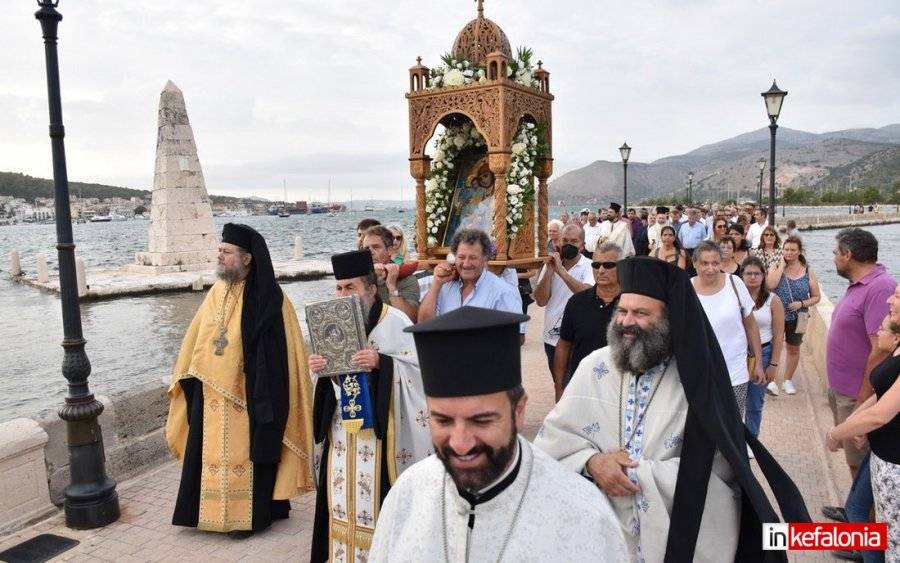 Με λαμπρότητα η μετάβαση της ιεράς εικόνας της Παναγίας Δραπανιώτισσας, προστάτιδας του Αργοστολίου, στον Ι.Ν. Αγίου Σπυρίδωνα