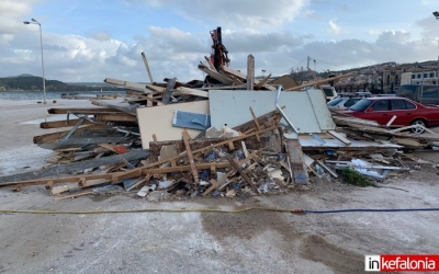 Γκρεμίστηκε το εκδοτήριο εισιτηρίων εντός του λιμένα Αργοστολίου (εικόνες)