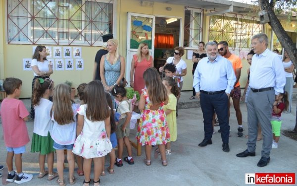 Βουλευτής και Δήμαρχος μαζί στους σημερινούς αγιασμούς στο Αργοστόλι - ''Καλή σχολική χρόνια με πολλά χαμόγελα και αισιοδοξία''