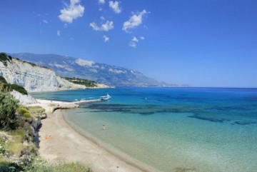 Tώρα: Αυτοκίνητο έπεσε στην θάλασσα στα Σπαρτιά
