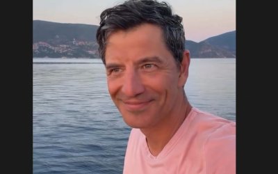 Ο Σάκης Ρουβάς απολαμβάνει την Κεφαλονιά πριν ανεβεί στη σκηνή το Σάββατο!