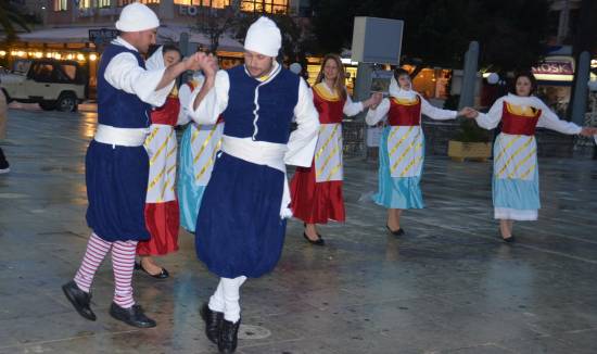 Τσικνοπέμπτη στην Πλατεία Αργοστολίου: Το ψιλόβροχο δεν πτόησε κανέναν… (photos + video)