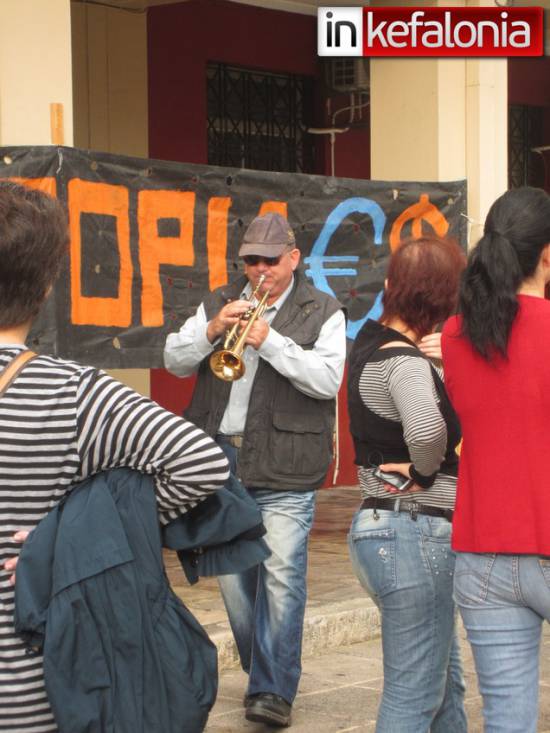 Σόλο… τρομπέτα στην κατάληψη της πρώην Νομαρχίας