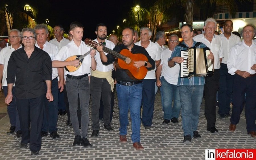 Μελωδική περατζάδα με καντάδες στους δρόμους του Αργοστολίου!