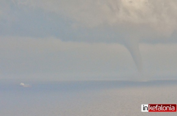 Υδροστρόβιλος στη Λειβαθώ (εικόνες + video)