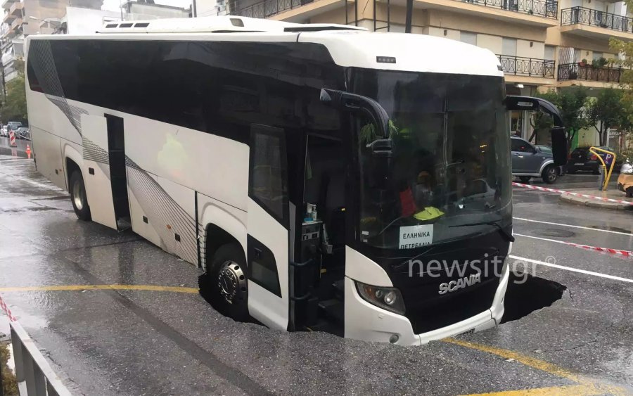 Καιρός – Θεσσαλονίκη: Άνοιξε κεντρικός δρόμος και ρούφηξε λεωφορείο! Τρόμος για τους επιβάτες