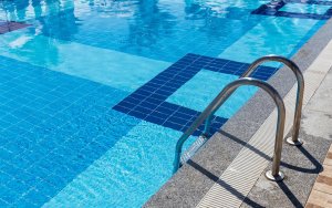 Διαμαρτυρία ΣΕΤΚΕ προς το υπουργείο Τουρισμού για τις πισίνες