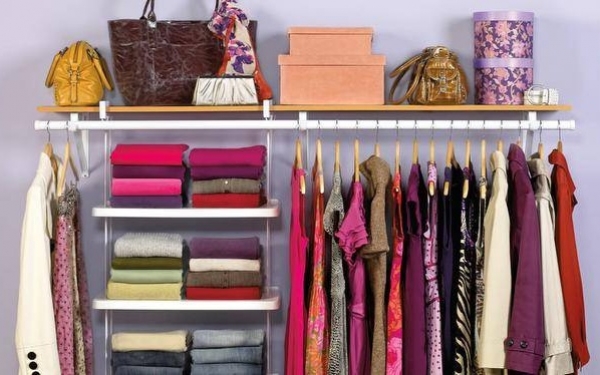 Οχι συρμάτινες κρεμάστρες, πλύνετε το τζιν με ξύδι: Υπηρέτρια της βασίλισσας Ελισάβετ δίνει συμβουλές για άψογα ρούχα