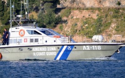 Βλάβη σε τουριστικό σκάφος στο Φισκάρδο