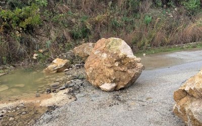 &quot;Η πτώση βράχων και τα έρποντα εδάφη θέτουν ζήτημα ασφάλειας στον δρόμο Πόρος-Σκάλα&quot;