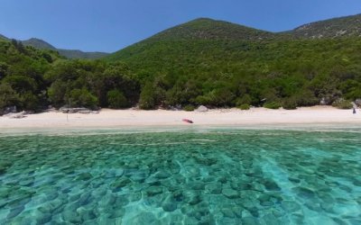 Οι αγαπημένες κρυφές παραλίες των σκαφάτων του Πόρου