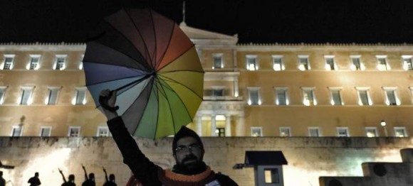 Ψηφίστηκε το σύμφωνο συμβίωσης - Τα «ναι», τα «όχι», οι απουσίες με νόημα