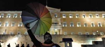 Ψηφίστηκε το σύμφωνο συμβίωσης - Τα «ναι», τα «όχι», οι απουσίες με νόημα