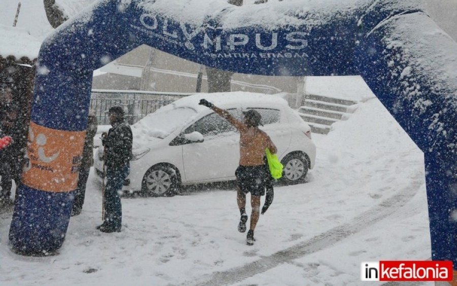 O Παναγιώτης Χάλδας τερματίζει μέσα σε σφοδρή χιονόπτωση