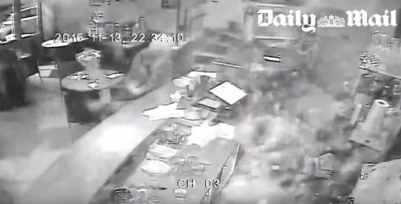 Ντοκουμέντο από την επίθεση σε εστιατόριο στο Παρίσι (VIDEO)